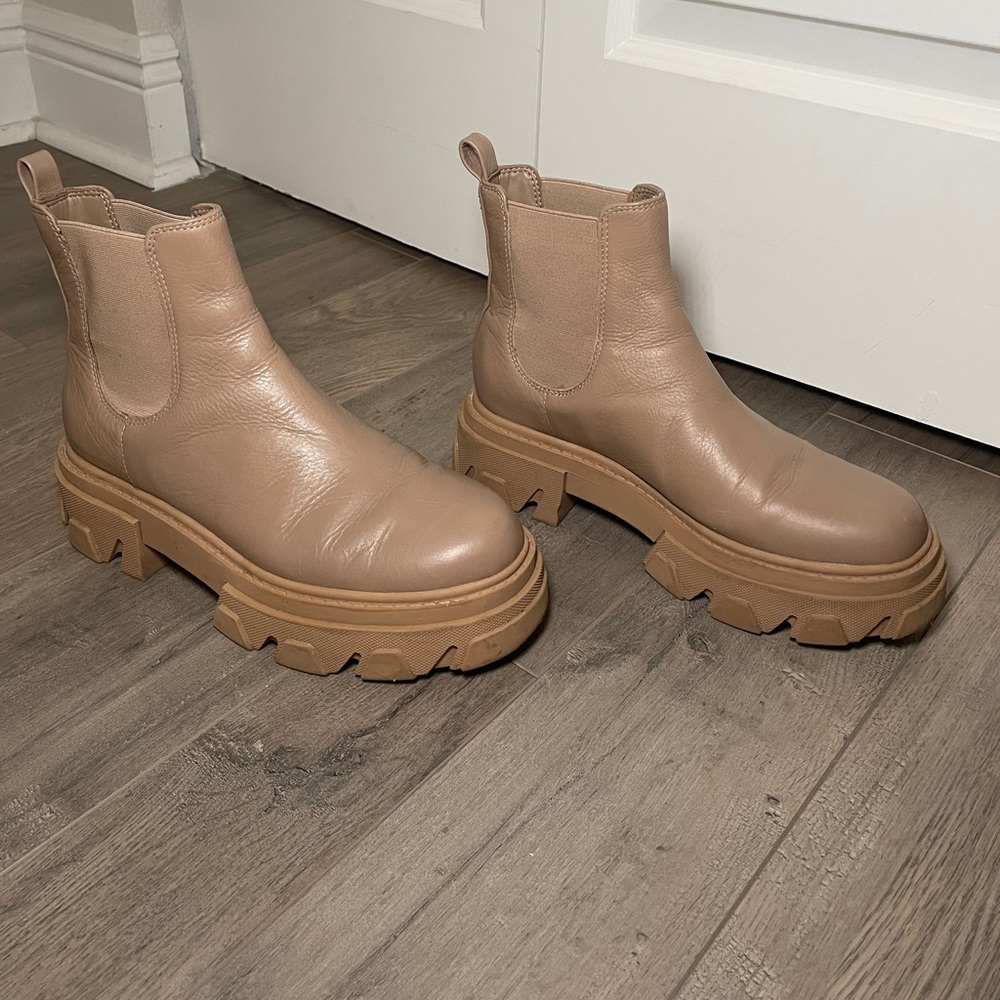 Sam Edelman Daelyn Chelsea Leather Lug Sole Ankle Boots, Beige, 7.5 - Picture 3 of 6